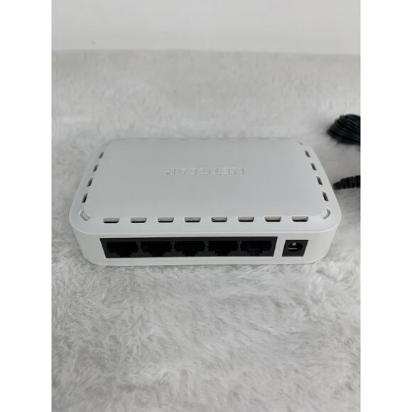 Netgear 5-Port Gigabit Ethernet Switch GS605 With Power Adapter - Picture 3 of 5